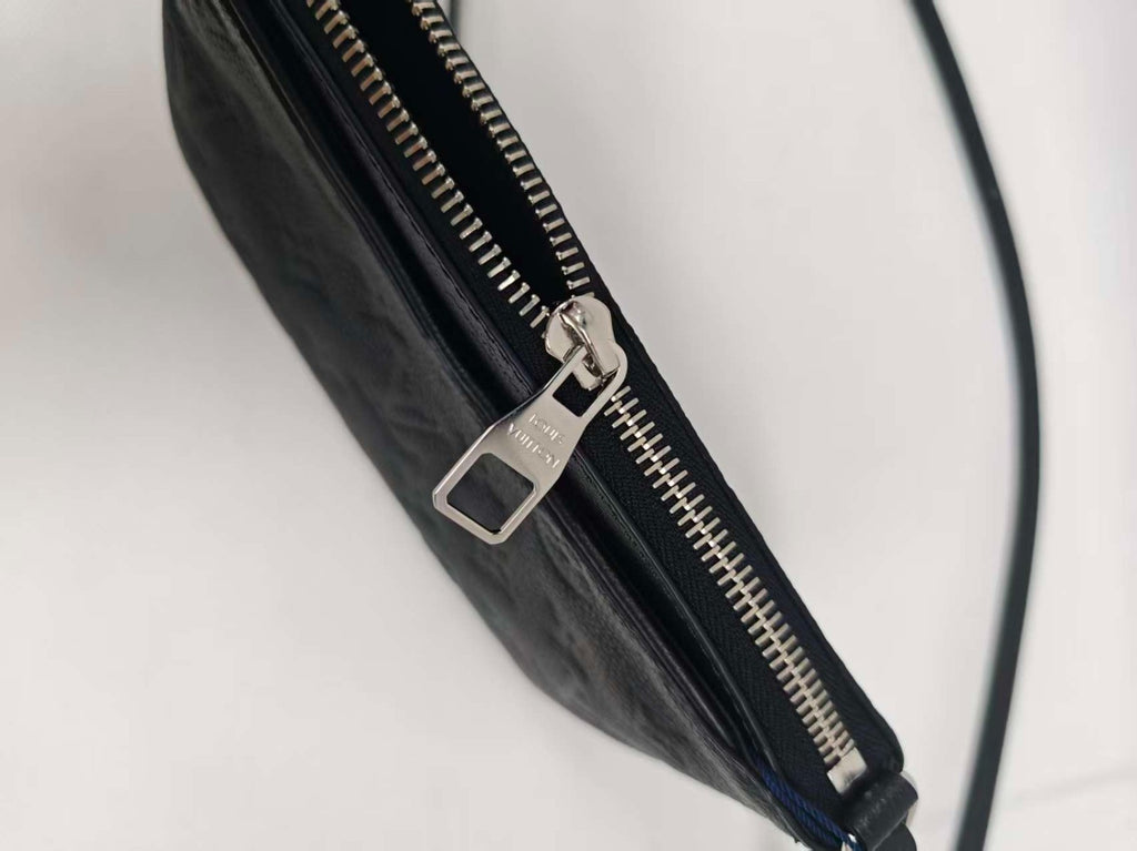 SJ0001（u）Louis Vuitton vcoated canvas  black Pallas Clutch