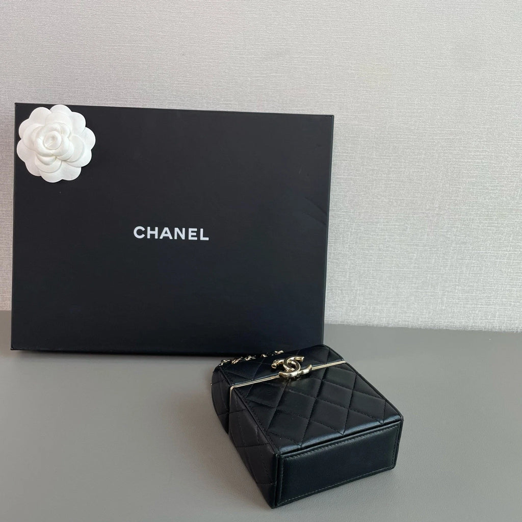 Chanel Diamond Chain Shoulder Crossbody Bag Black Gold Hardware Women