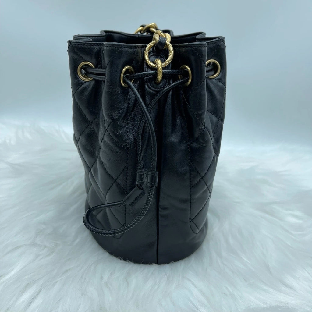 Pre-owned CHANEL Black Leather Quilted Bucket Shoulder Crossbody Bag For Women