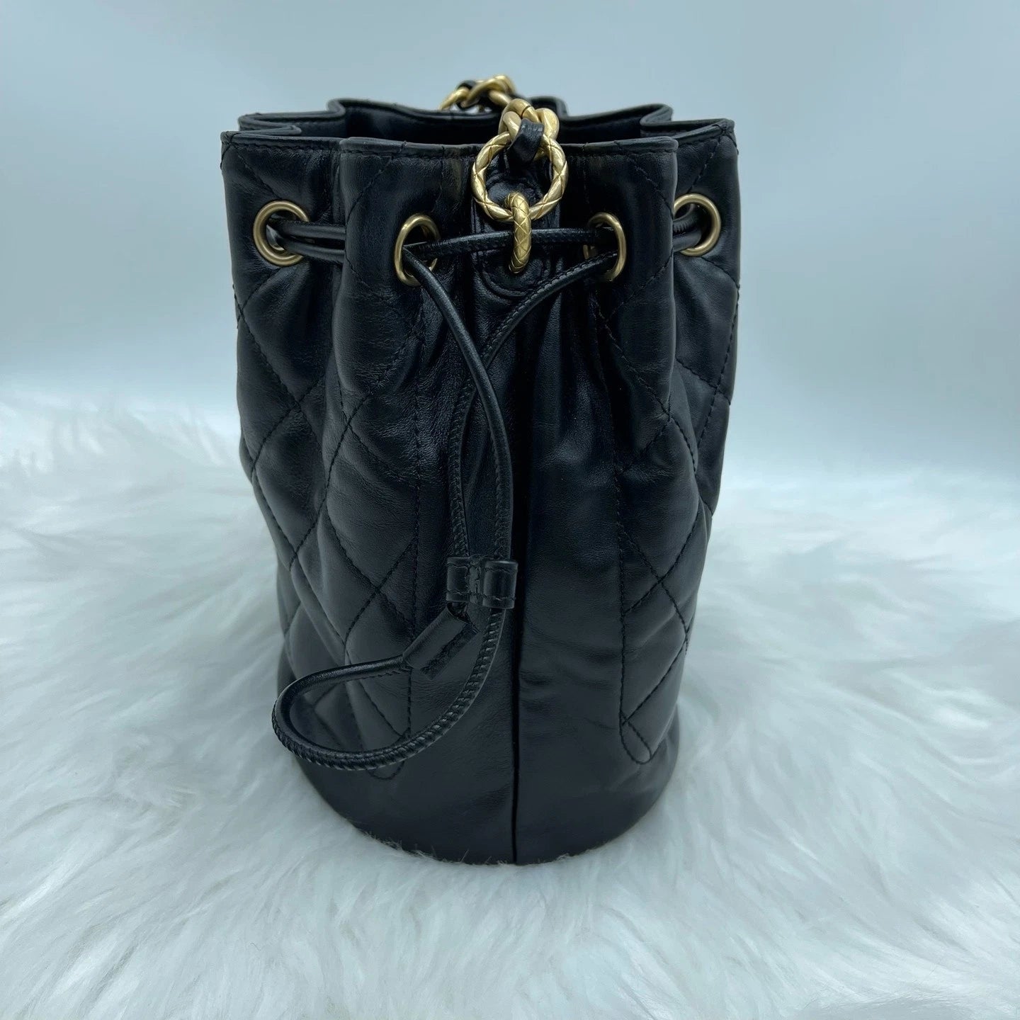 Pre-owned CHANEL Black Leather Quilted Bucket Shoulder Crossbody Bag For Women