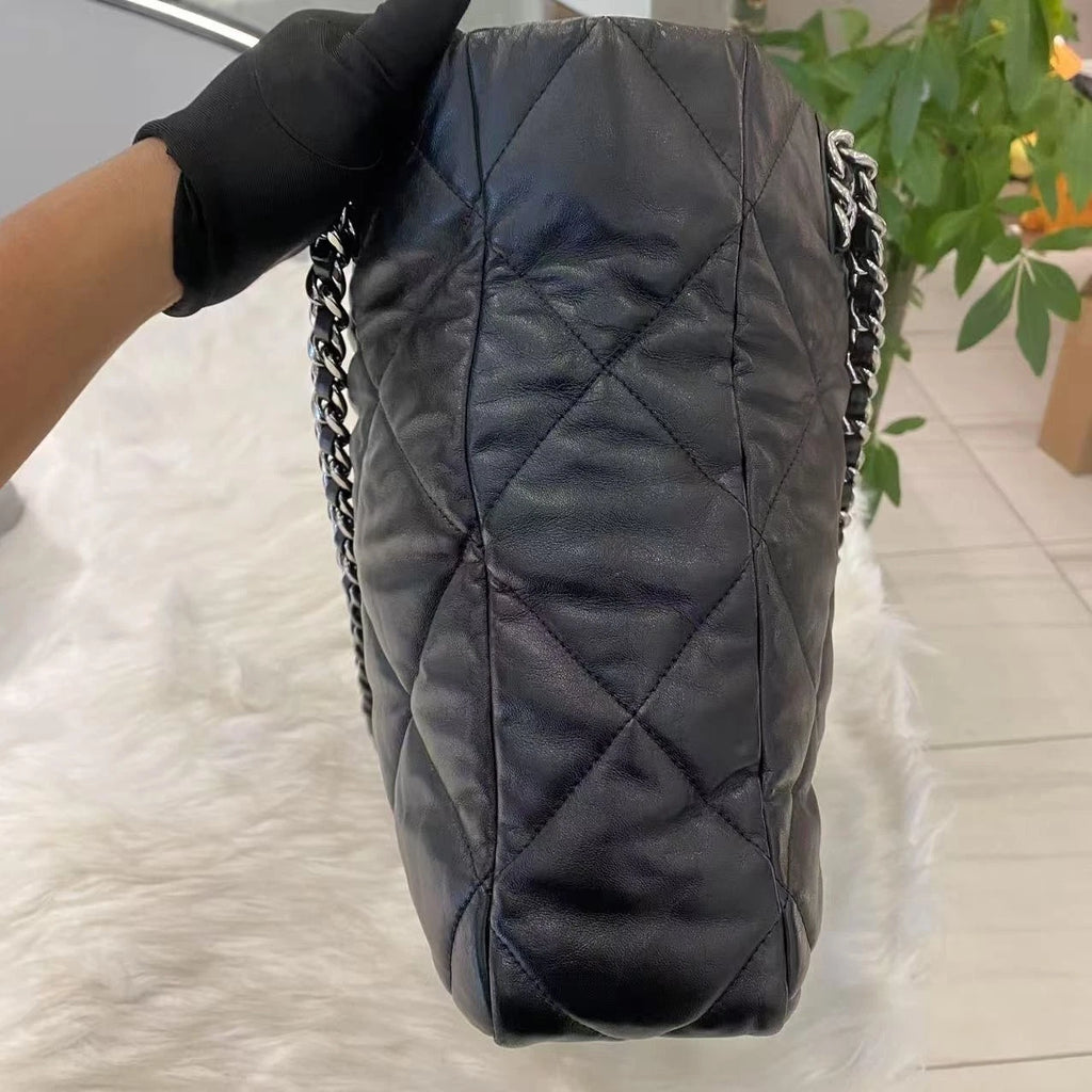 Chanel 19 Bag Tote Chain Shoulder Bag Quilted Black Gold Classic Women
