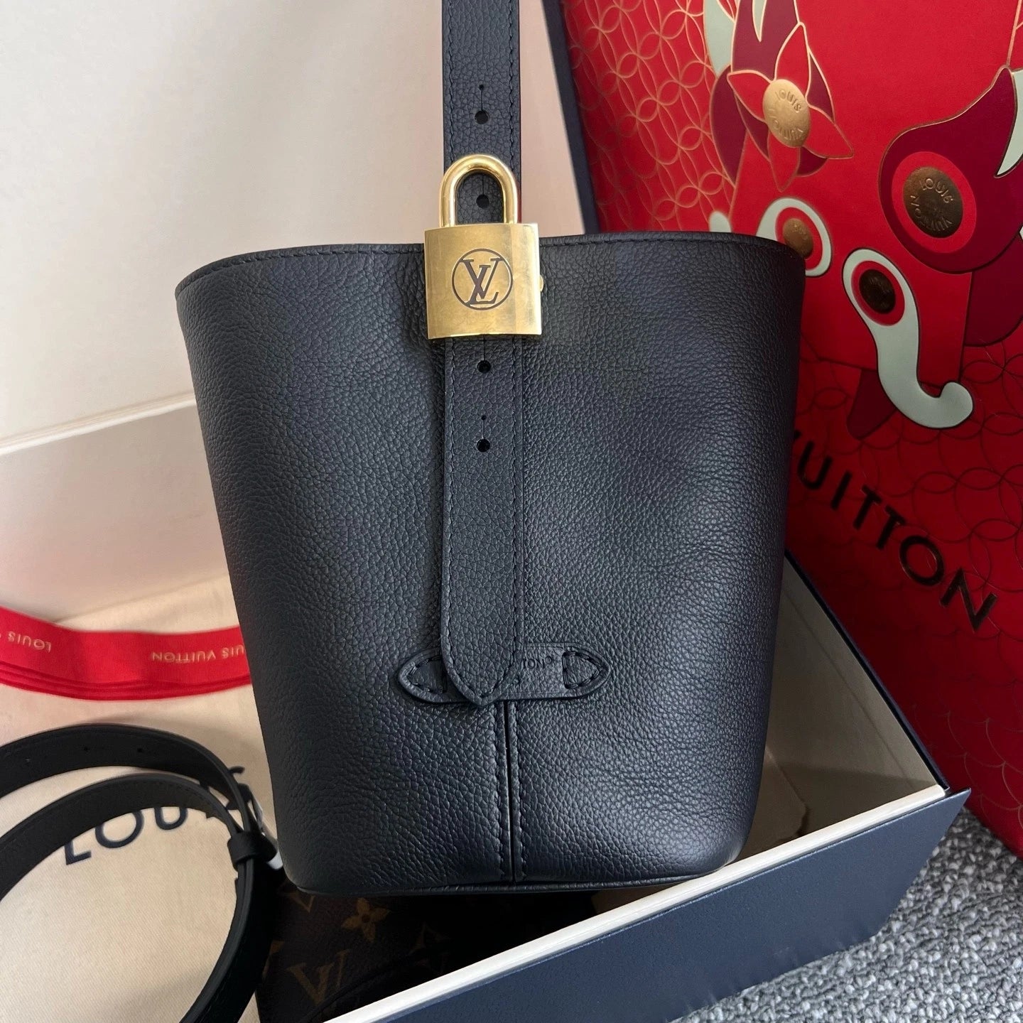 Louis Vuitton Black Bucket Crossbody Handbag For Women