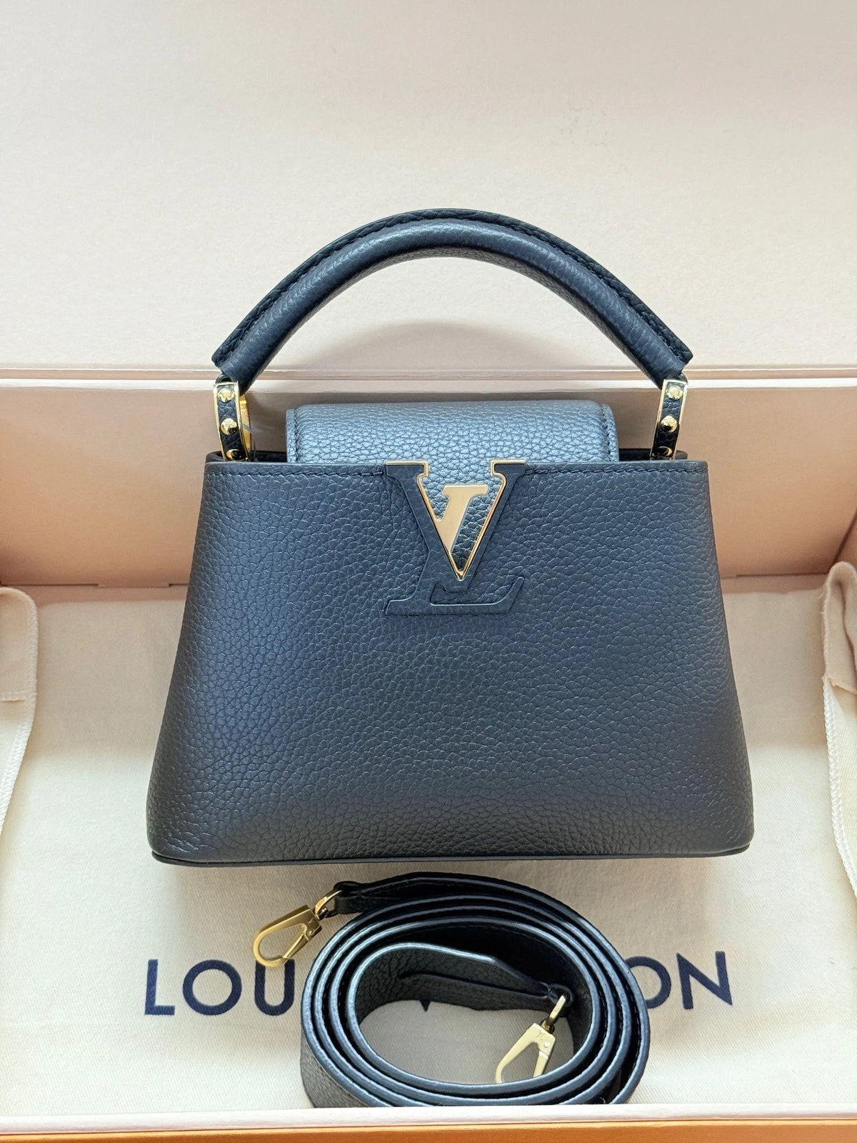 Louis Vuitton Capucines Black Gold Crossbody Handbag Excellent