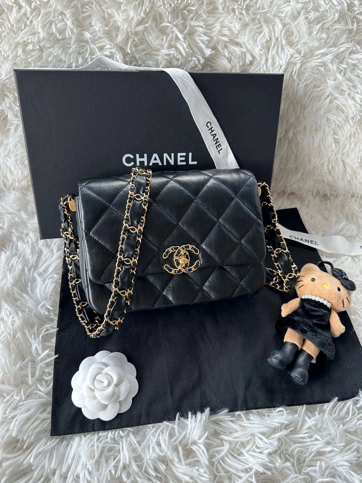 CHANEL 19Bag Black Gold Wrinkled Calfskin Shoulder Bag For Women