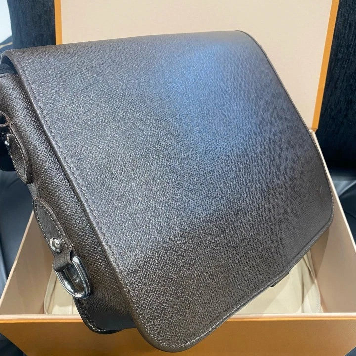 Louis Vuitton Calfskin Messenger Bag Shoulder Bag Crossbody Unisex Adults D