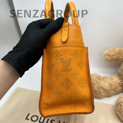 Louis Vuitton Orange Handbag with Gold Buckle - Classic & Stylish Women's Bag