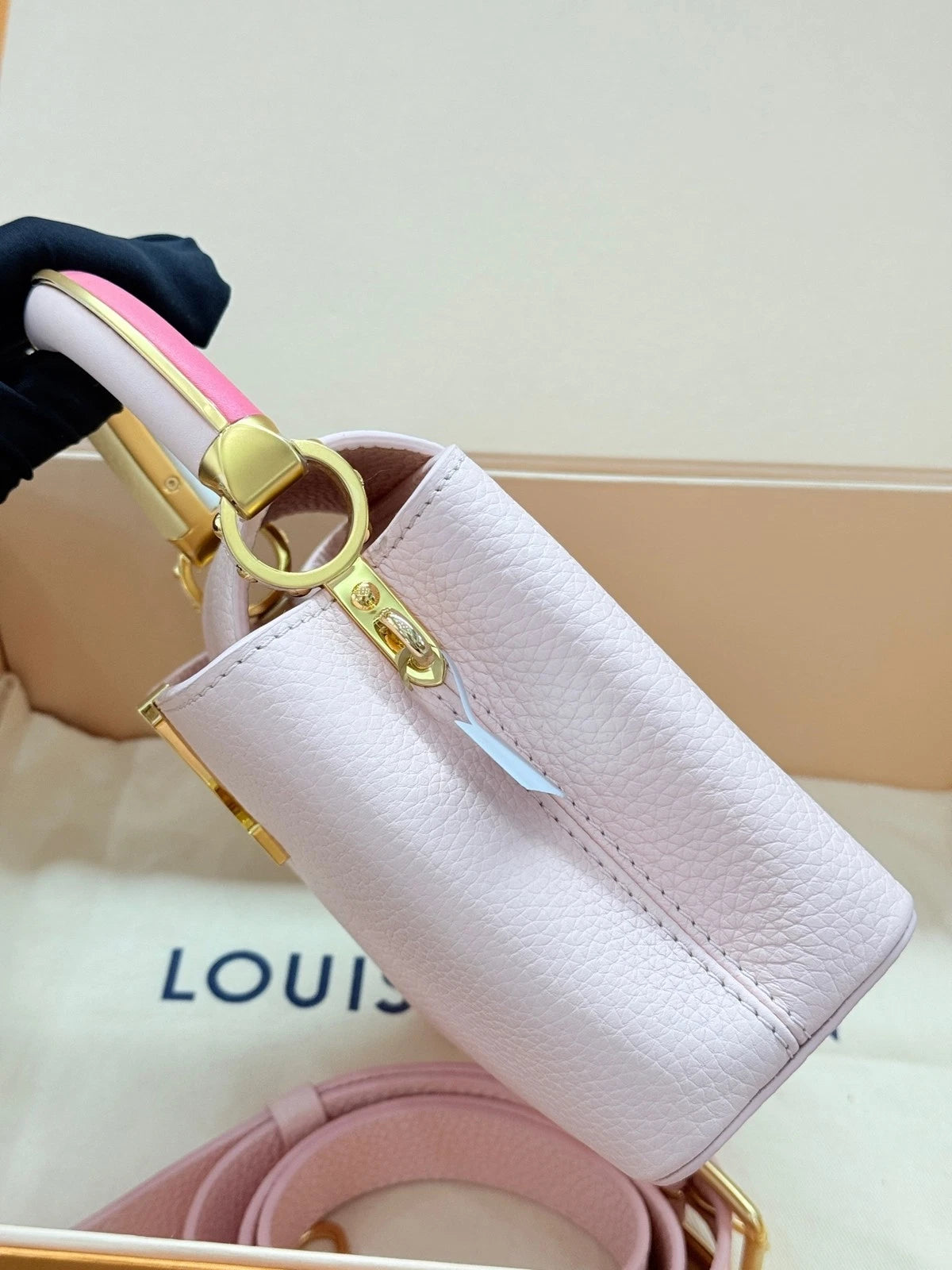 Louis Vuitton Capucines Pink Crossbody Handbag Excellent