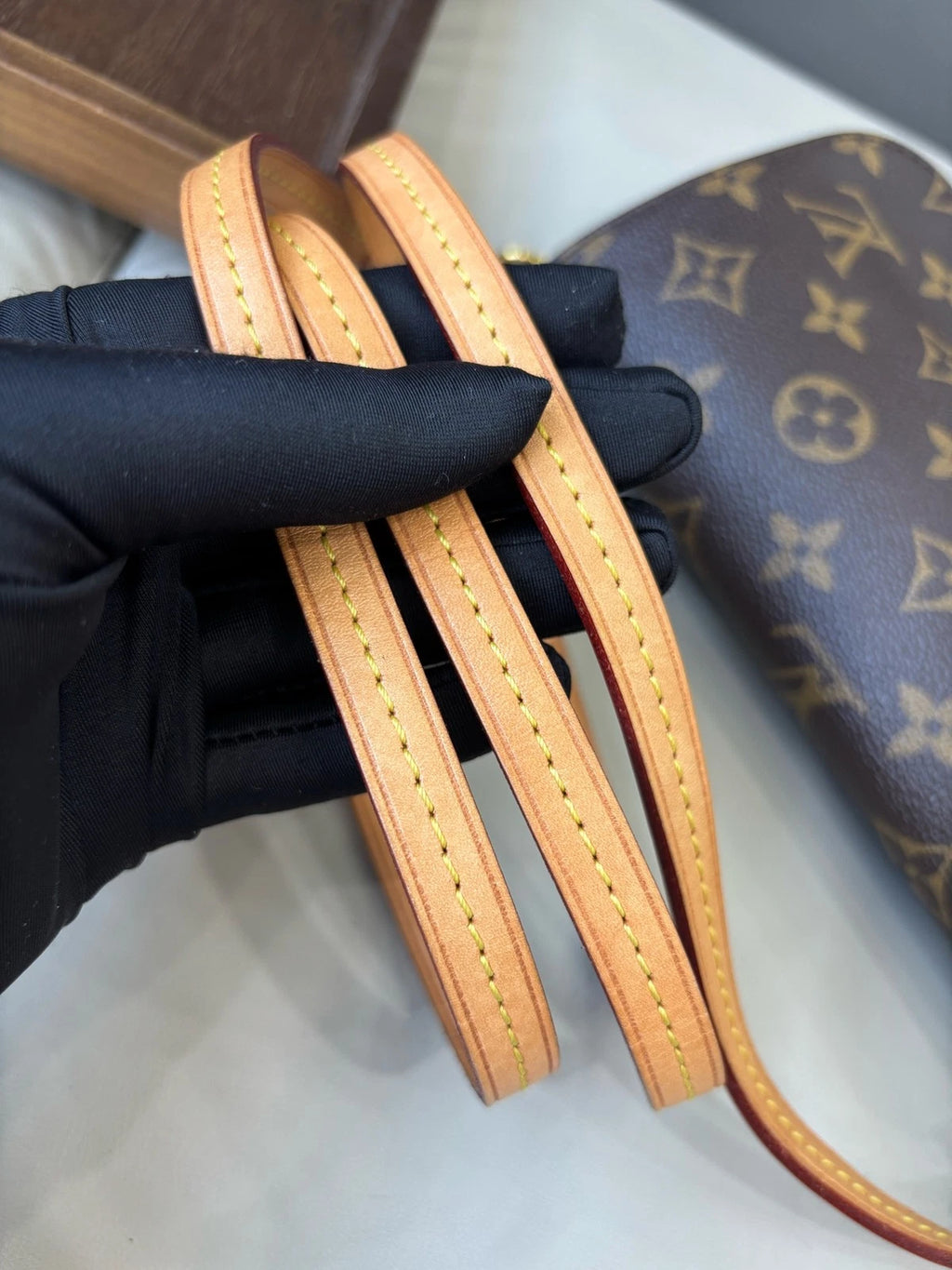 Louis Vuitton Favorite Monogram Canvas Gold Crossbody Handbag Excellent