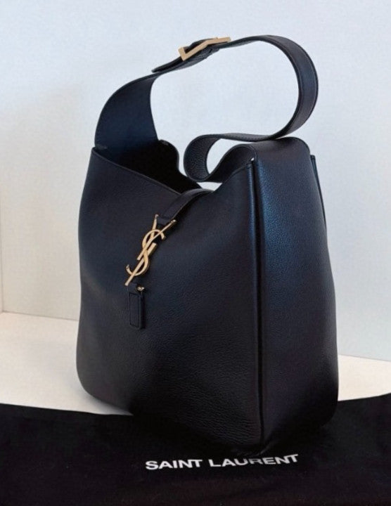 Bolsa de ombro feminina YSL Saint Laurent Le5a7 Hobo Bucket PM toda de couro ouro preto-