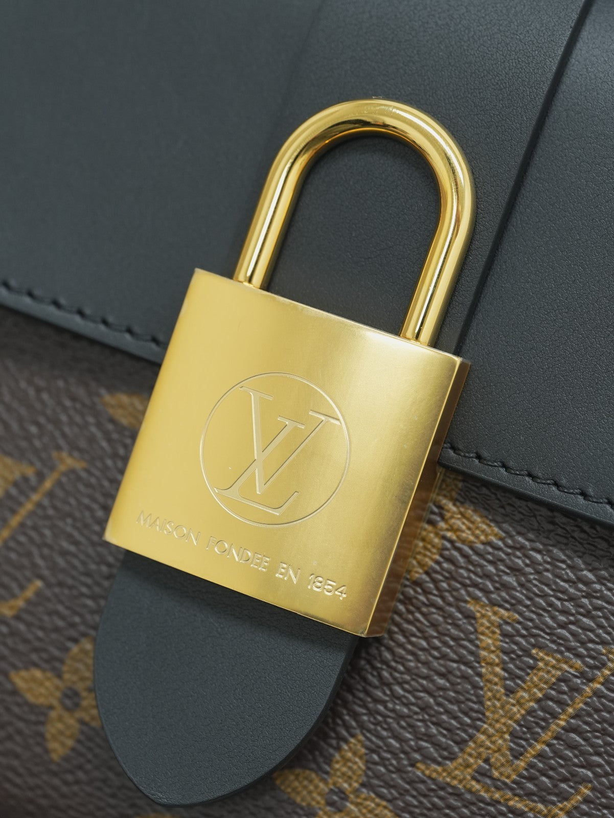 Louis Vuitton Monogram Locky BB Crossbody Handbag Chip Version Almost Brand NEW