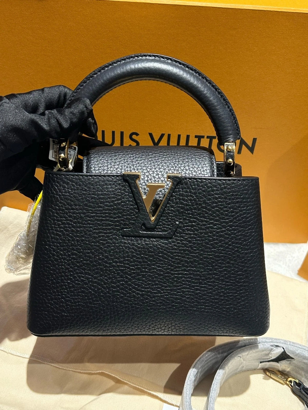 Louis Vuitton Capucines Black Shoulder Bag Excellent