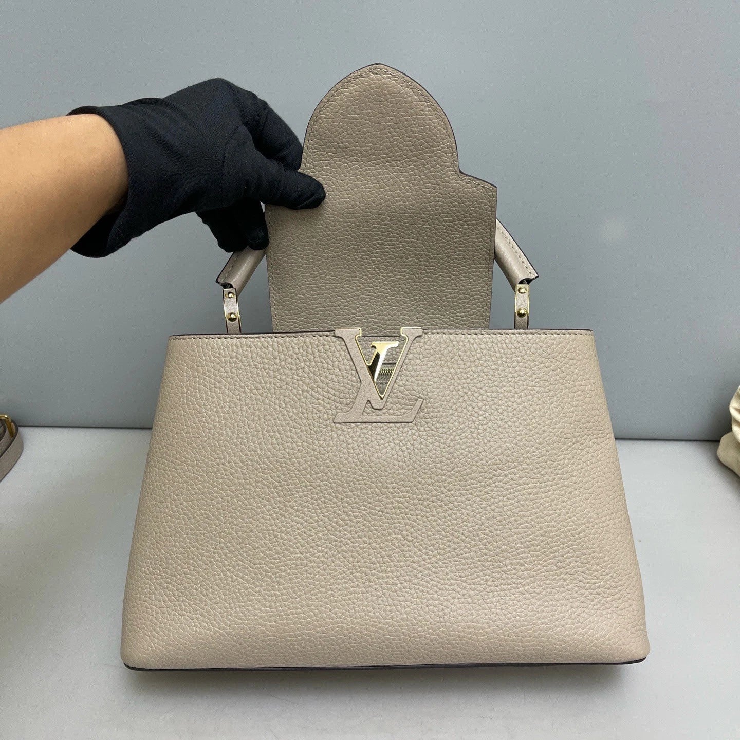 Louis Vuitton Capucines Gold Gray Crossbody Top Handle Excellent