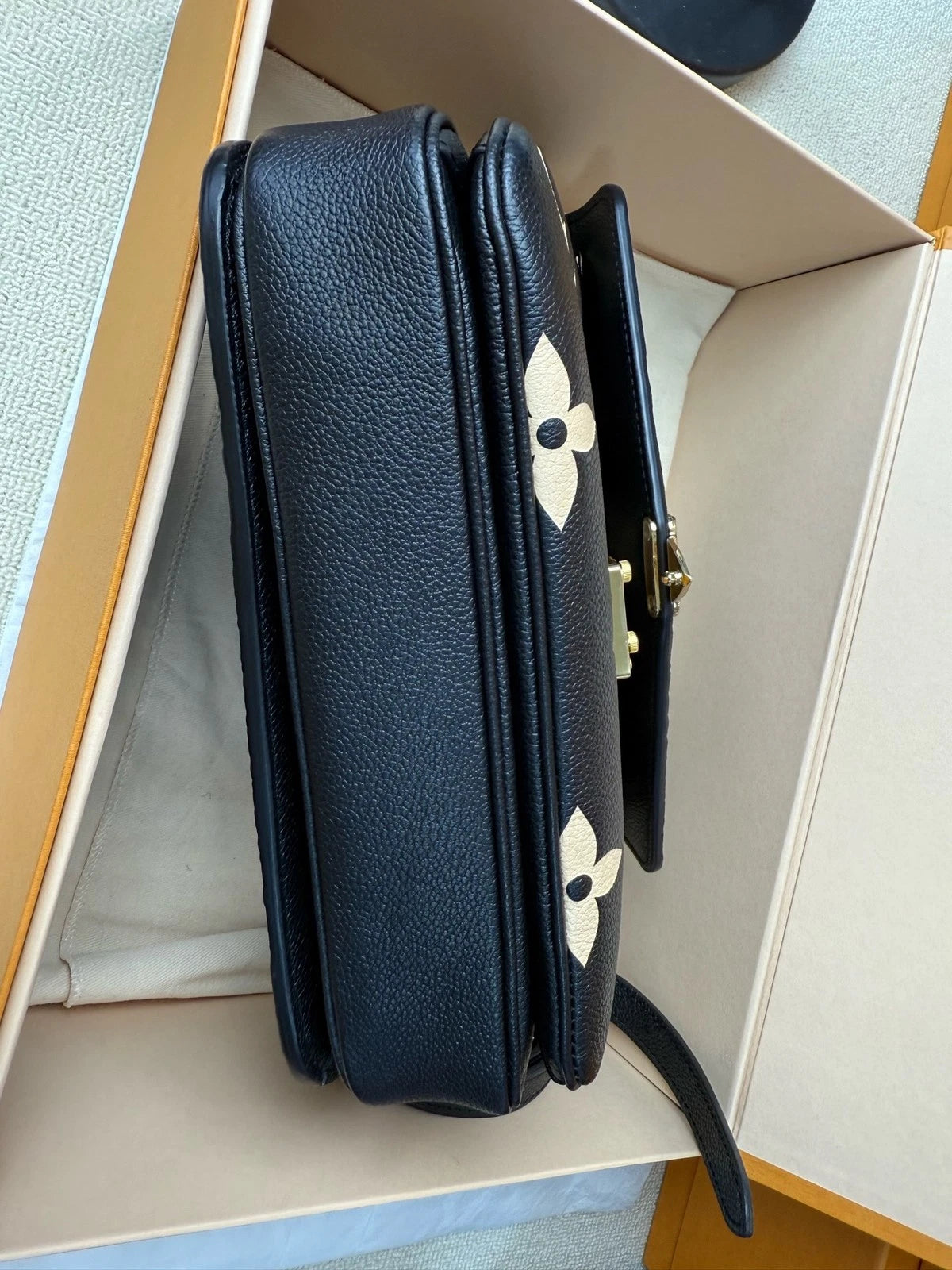 Louis Vuitton Black &amp; White Full Leather Messenger Bag For Women